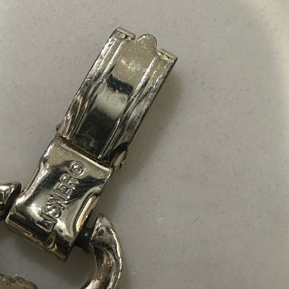 Vintage Lisner silver tone link bracelet/little this colorations due to age - Picture 9 of 9
